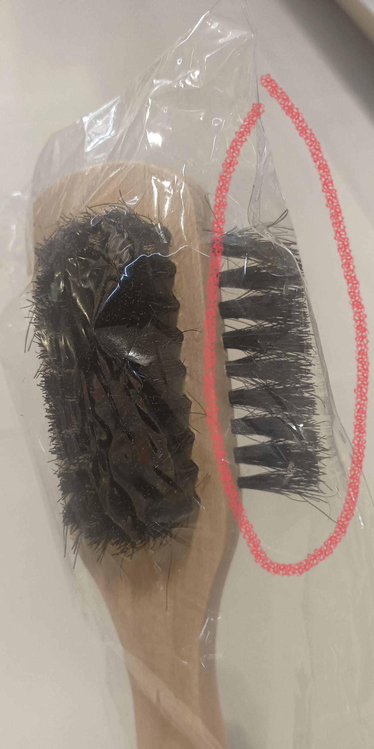 打算买盒鞋油
买刷子的时候非常好奇
旁边那一撮毛是干啥的
这一撮毛能起到什么作用