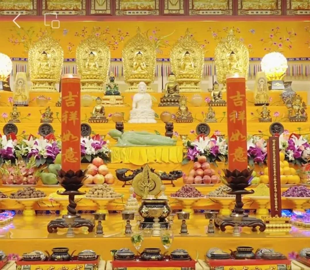 何为水陆法会？此法会极其殊胜！
水陆法会，以诸佛菩萨慈悲降临摄受，诸多法师引领修