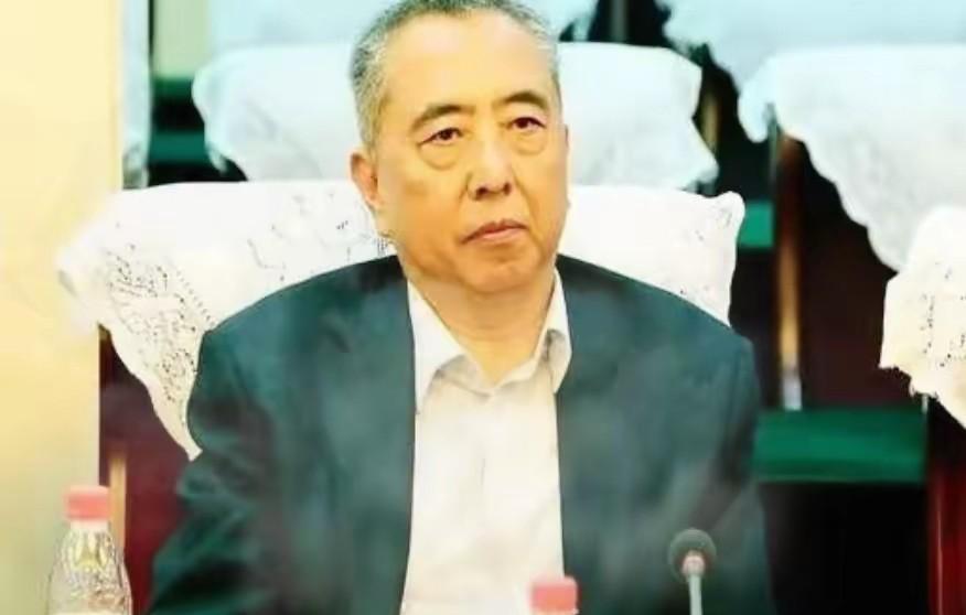 你可能都想不到，曾经最高领导人的儿子，一辈子就是个普普通通的上班族。
那一批人几