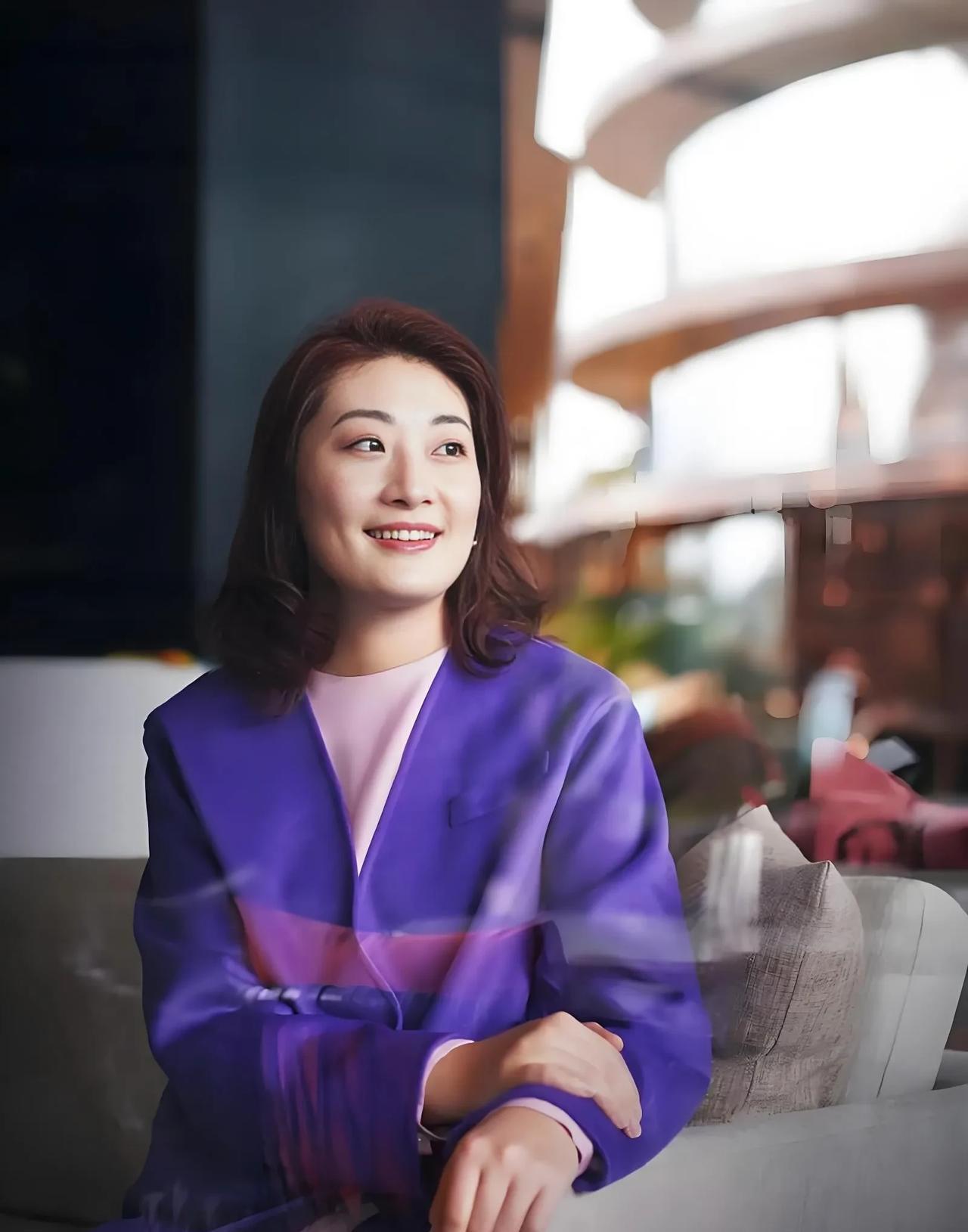 为什么大家都支持宗馥莉，从女性的角度说下。
第一，是女性成长大都不容易，尤其是女