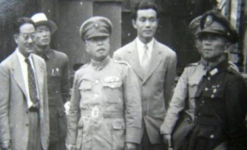 1950年6月18日清晨，台北刑场静悄悄的。一位年过半百的将军身穿西装，头发整齐