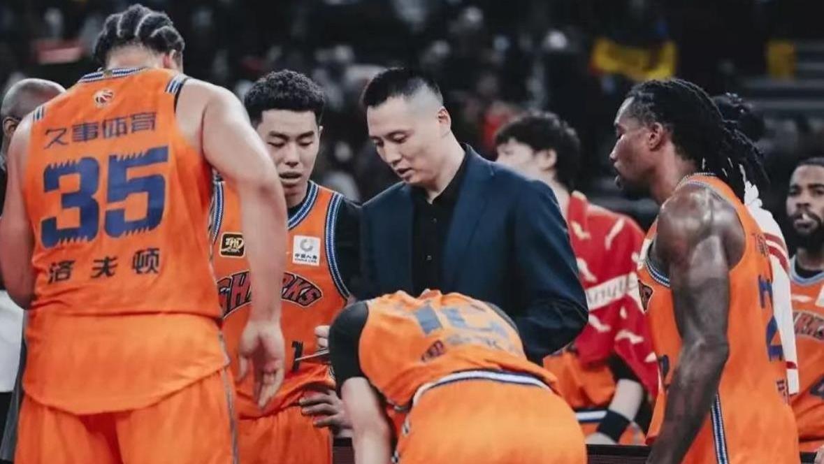CBA新新消息，杨鸣被造谣，媒体人透露刘维伟下课，上海欲赢广东