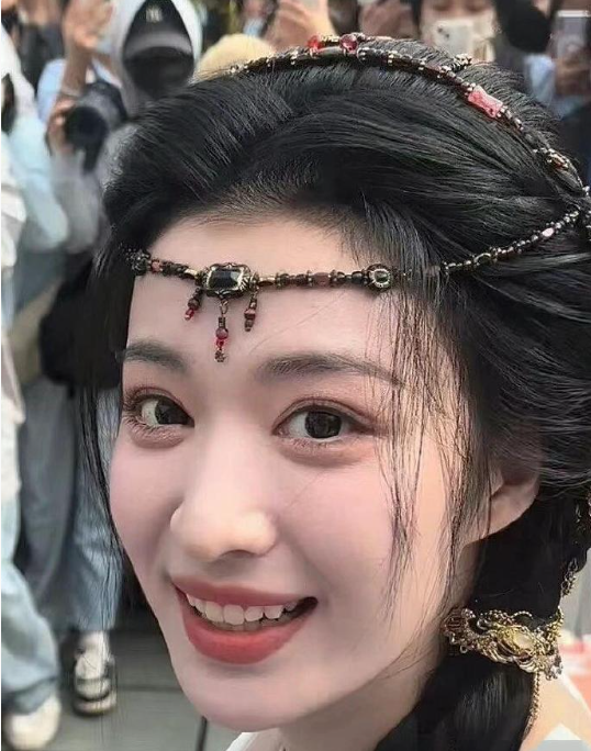 王楚然颜值绝了，五官精致气质出众，超亮眼。 ​​​
