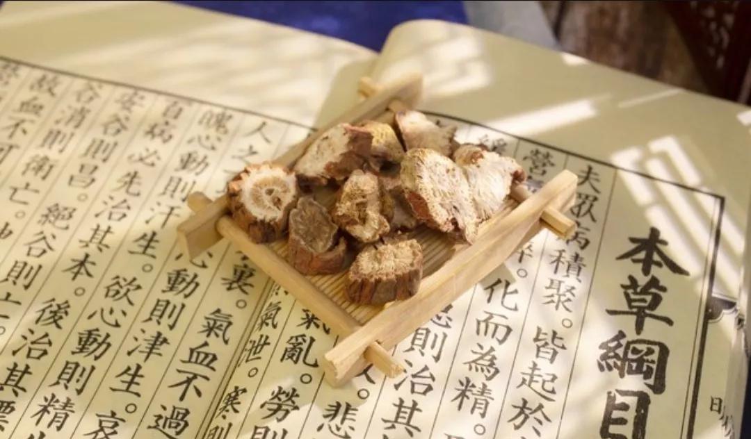 李时珍考举人三次不中，不过辛亏他没考中。
李时珍出生于朱厚照的正德十三年，今湖北