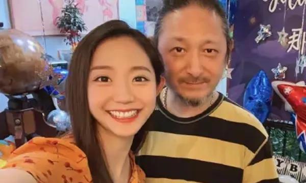 三宝的前妻冯佳比他小15岁，现在的老婆千惠比他小25岁，而且都是女方主动追求他的