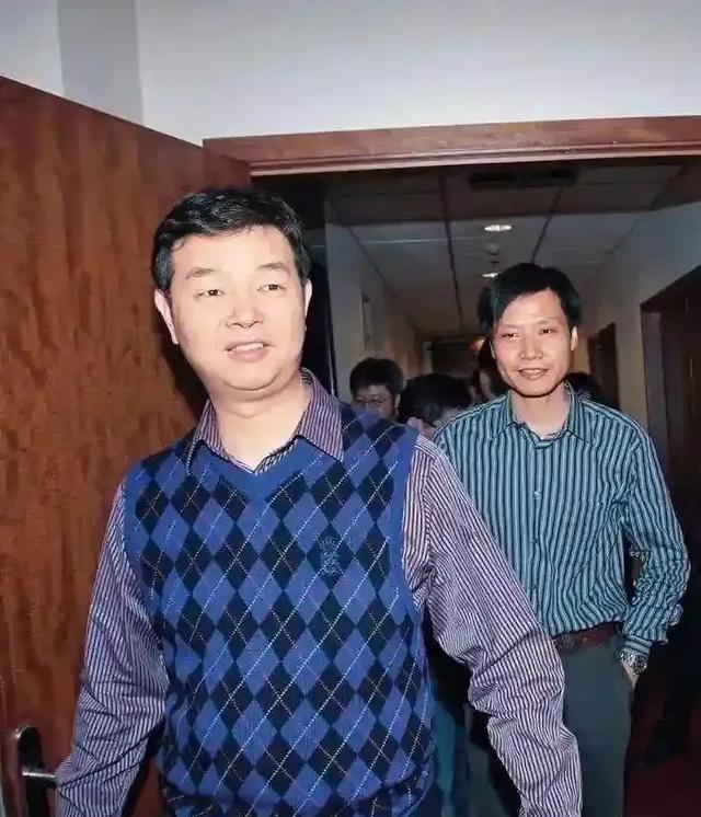 （ 麻烦各位读者点一下右上角的“关注”，留下您的精彩评论与大家一同探讨，感谢您的