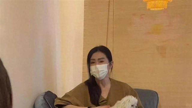 网友探访王祖贤艾灸馆 艾灸价格引热议 女神穿拖鞋抱小狗优雅淡然