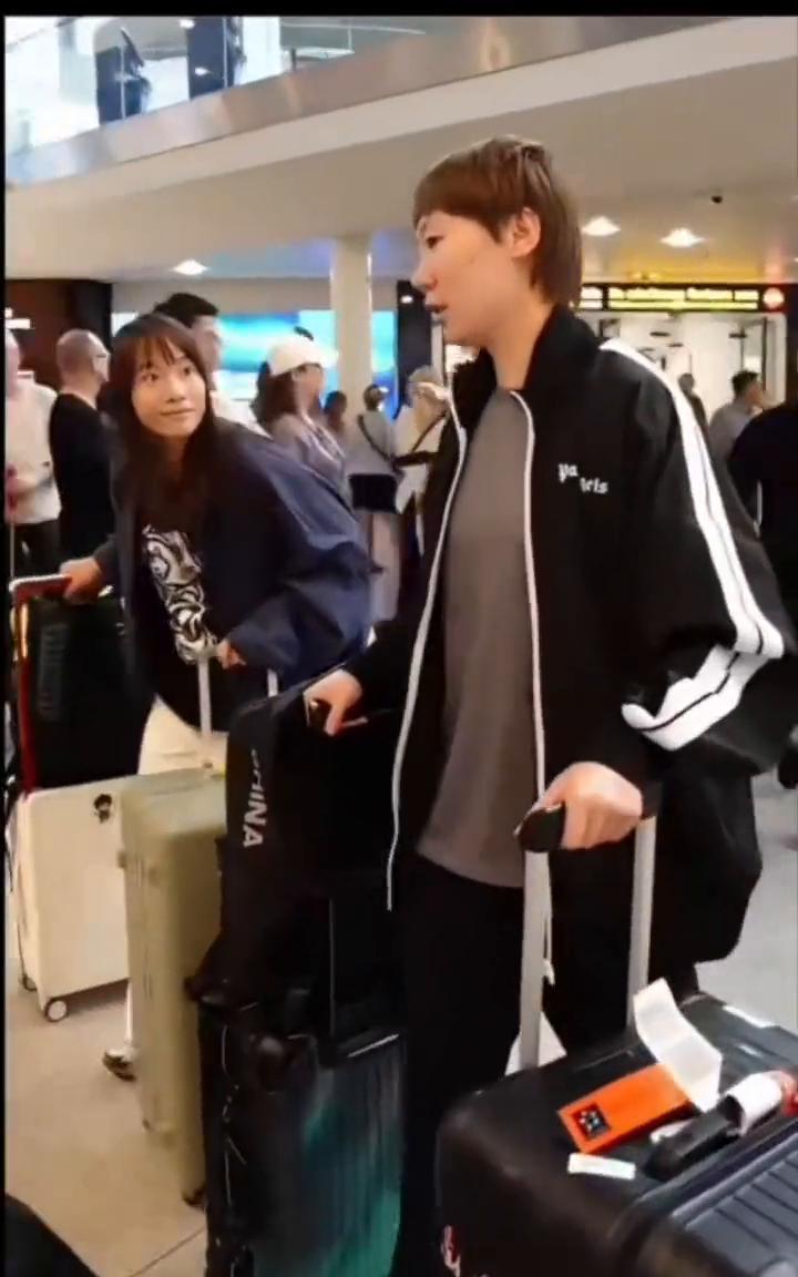 中国队平安抵达瑞典马尔默。