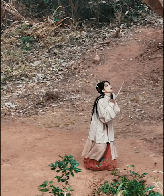 杨紫路透拜拜是真拜











什么？杨紫在拍戏现场竟然真的拜起了菩萨