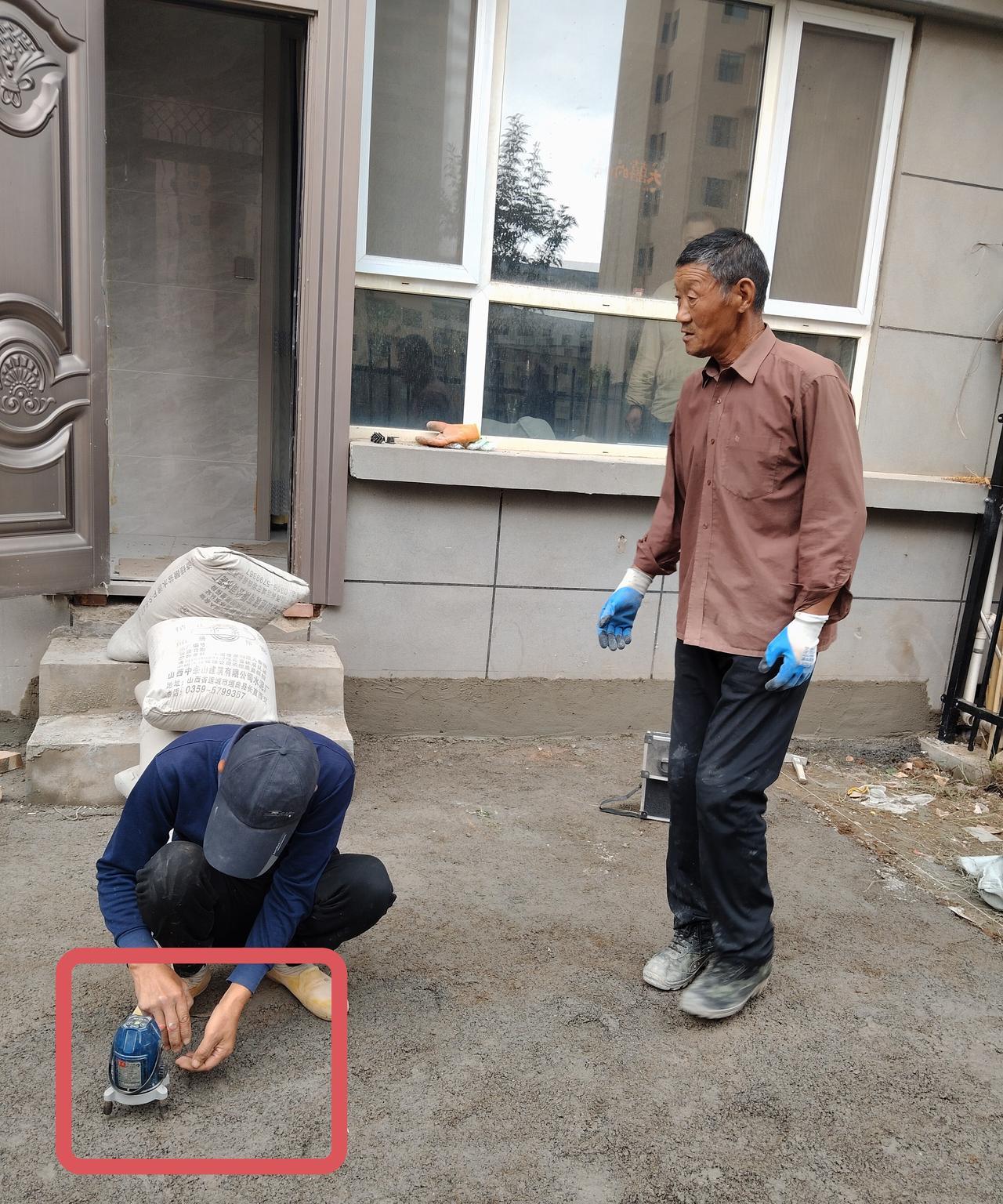 拿着一个小仪器，就成了一个大工师一天挣500元，拿个铁铣是小工，一天挣200元…