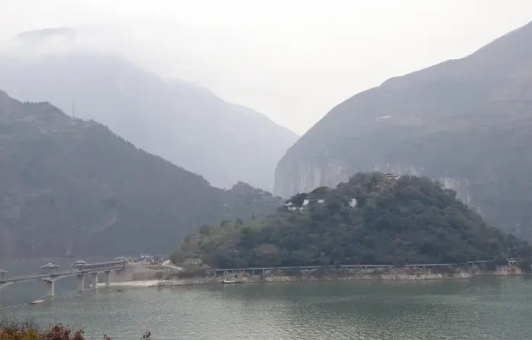 诸葛亮虽是曹操的劲敌，
二人却没有真正见过面。
曹操去世时66岁，
那时的诸葛亮