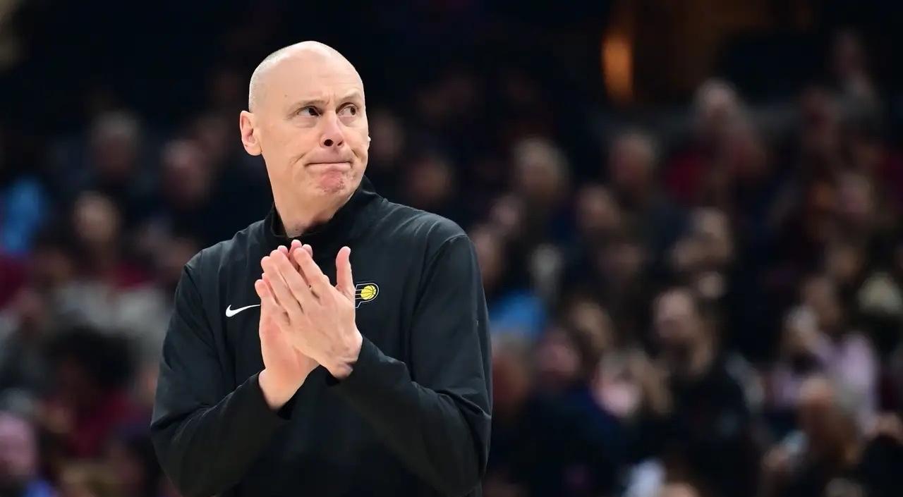 步行者主帅卡莱尔不愧是当今NBA的名帅，他的应变能力真是太强了！今天卡莱尔教练在