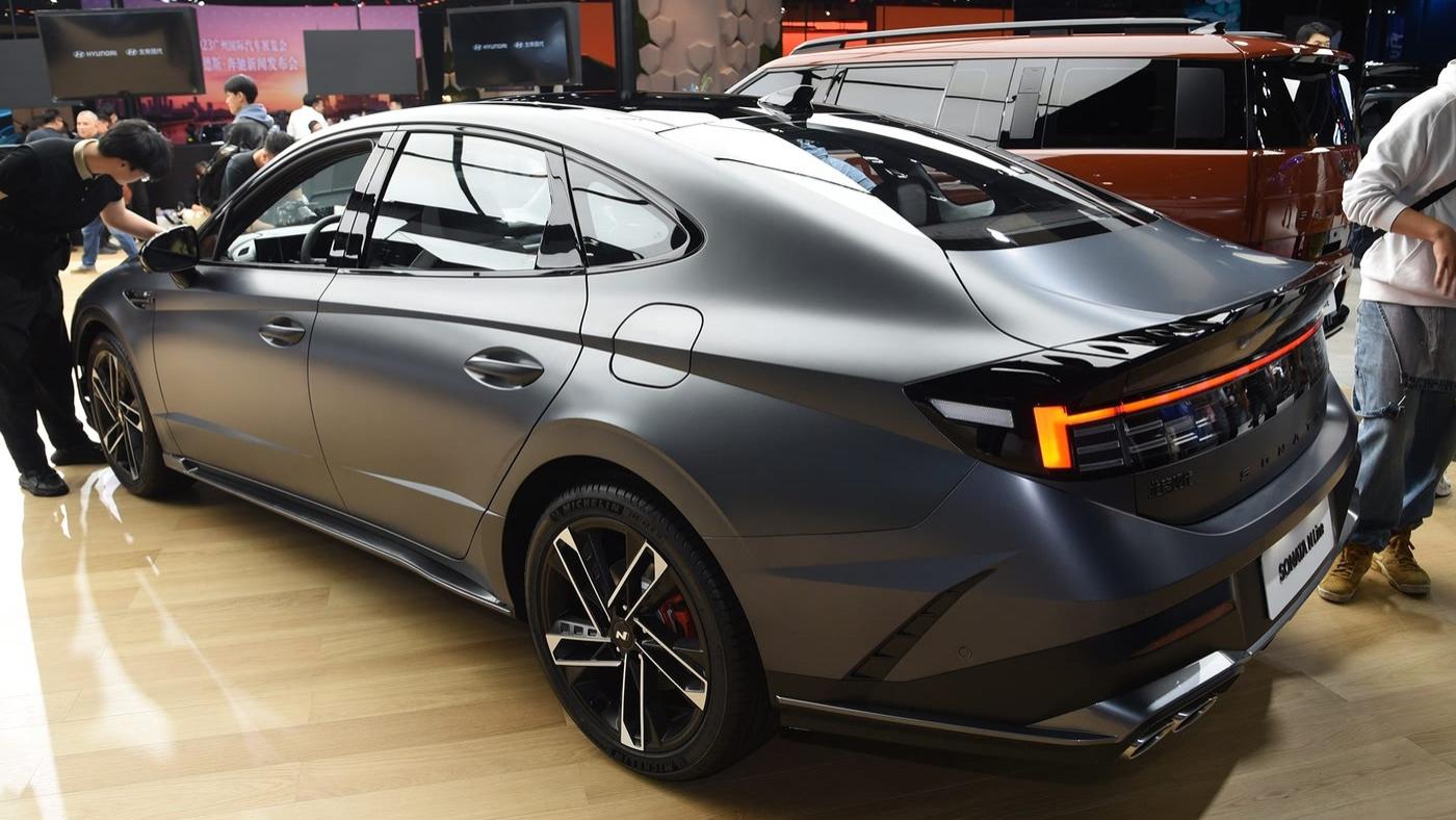 这款合资B级车“掀桌破价”，长近5米，配8AT，颜值在线，才8万多