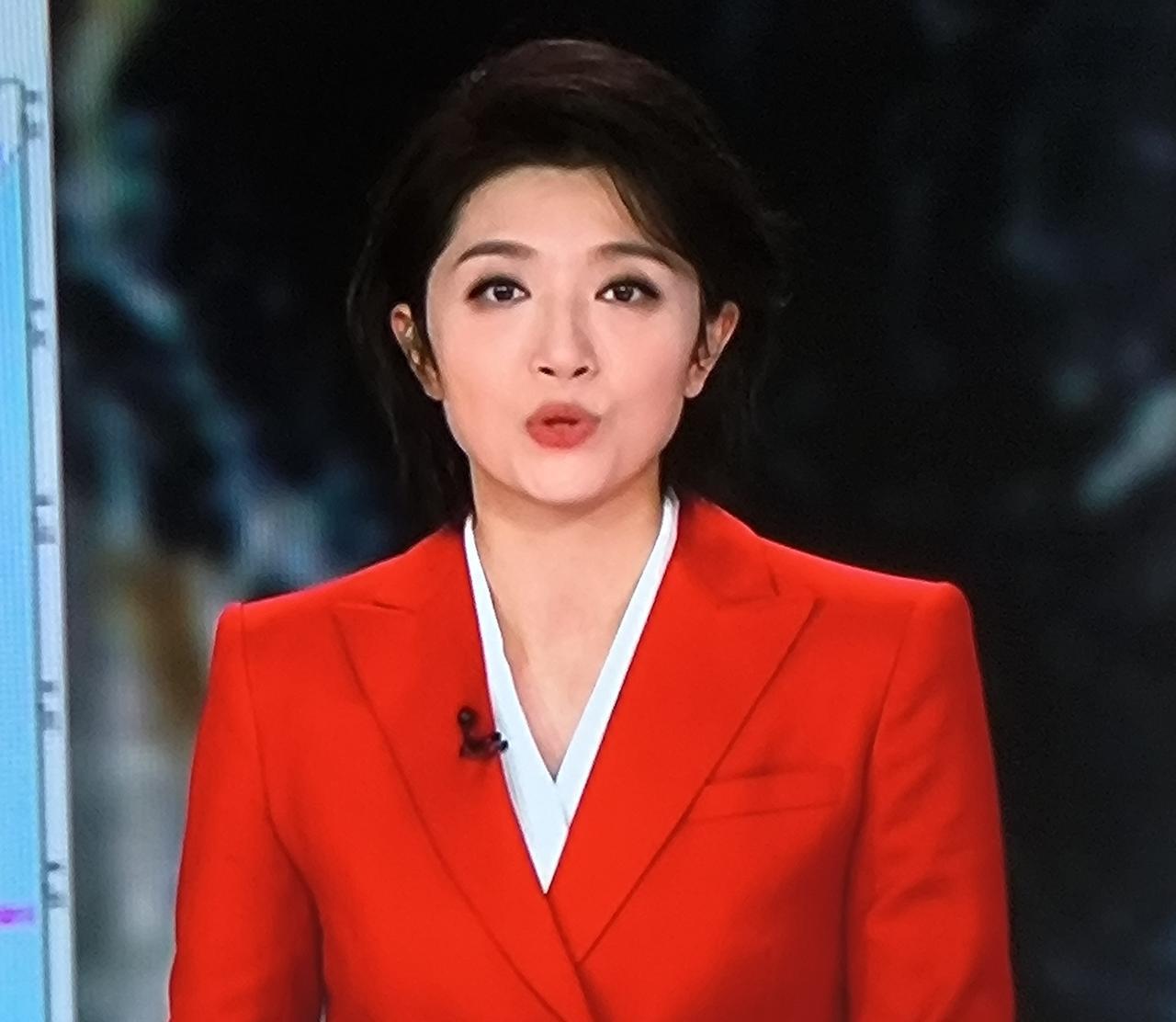 一眼记住这个主持人，是因为她的姓氏
她叫果欣禹，新闻直播间主播，风格亲切稳健，如