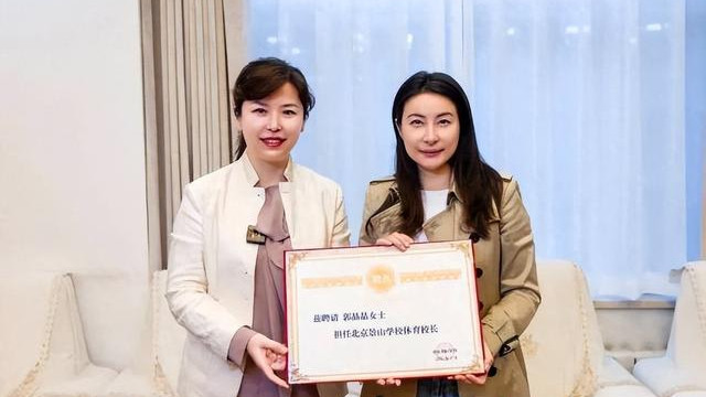 郭晶晶一家闪现山西，住1266元民宿，儿子戴棉帽，霍震霆被人搀扶