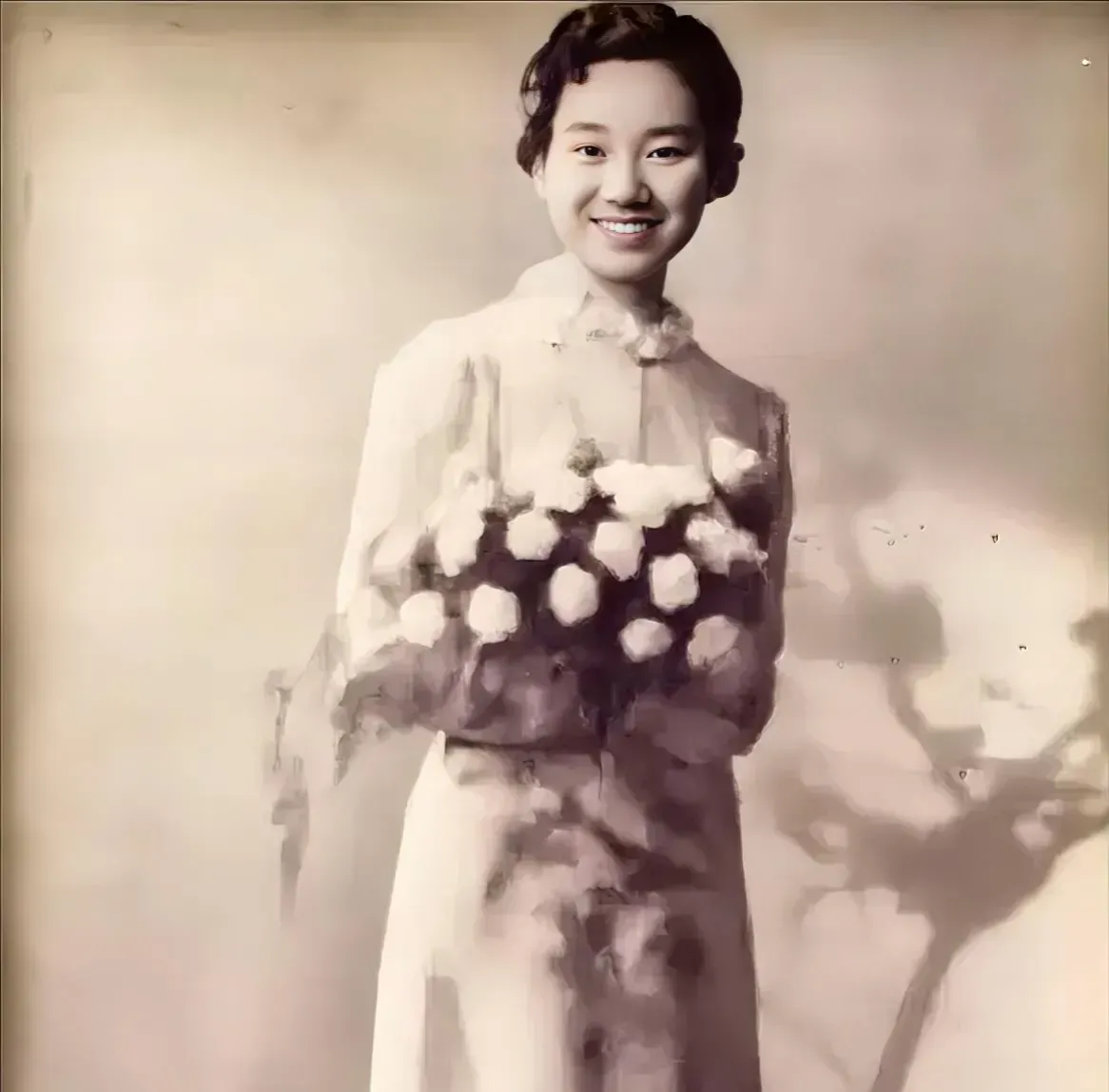 1941年，朱凡被俘，日军见普通酷刑无法让她张口，就把她带到湖边，将她的双腿分别