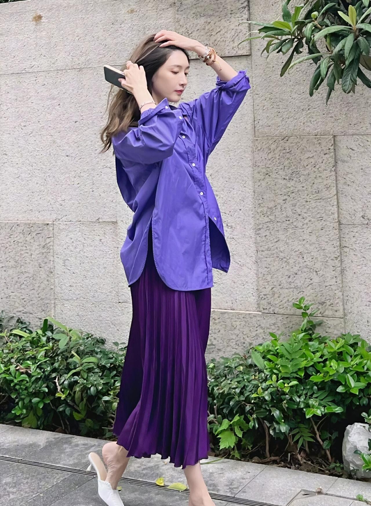 紫色氛围感美人！江疏影一身紫系look，慵懒又时髦