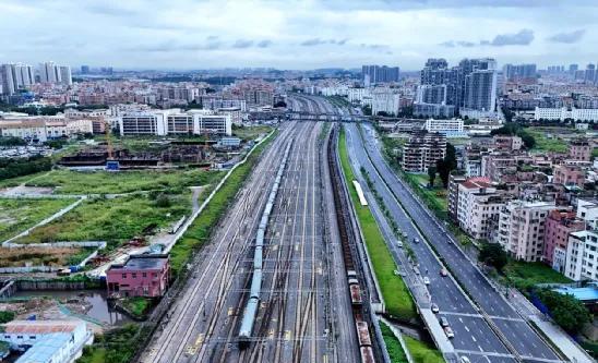广清城际南延铁路铺轨贯通
6月14日，广清城际南延铁路实现铺轨贯通，这一关键节点