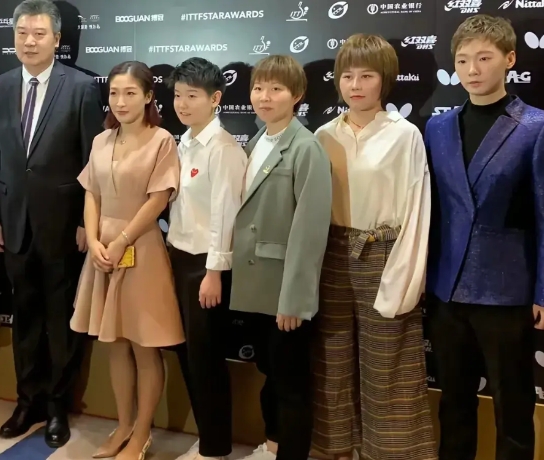 2019国际乒联颁奖典礼上，国乒女队合影：有没有颠覆你的三观？不由得让人感叹：那