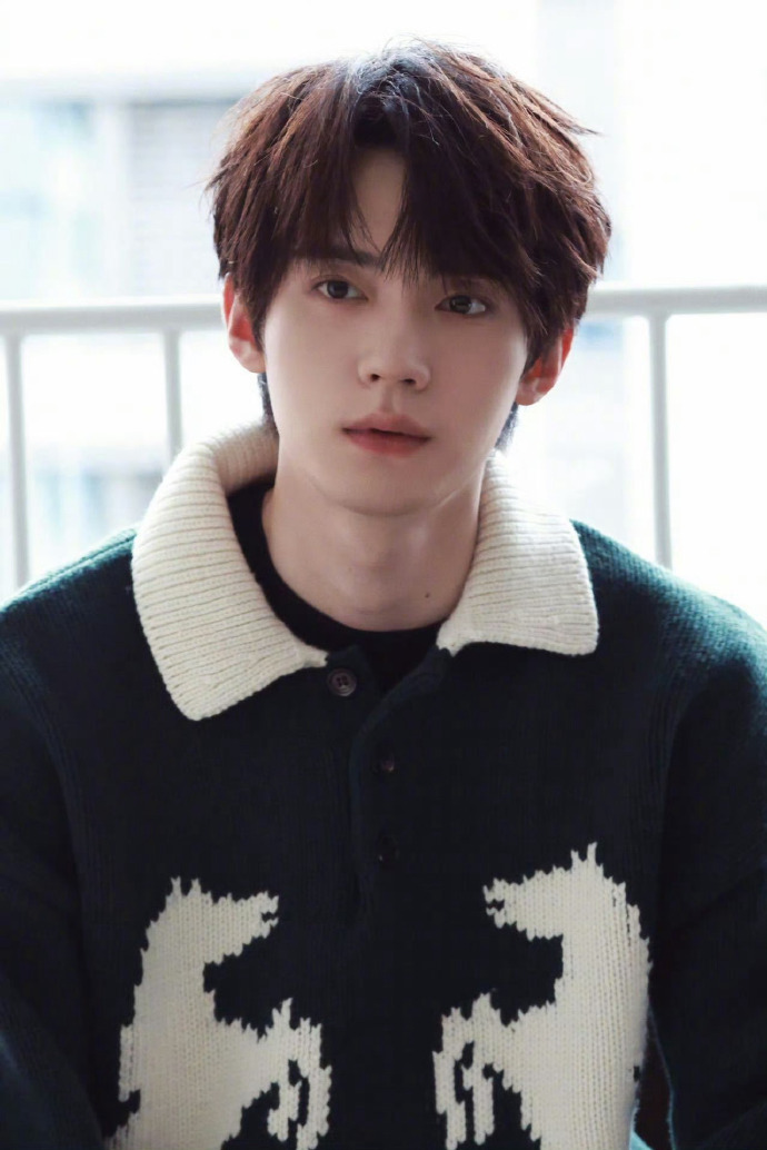 周翊然的马年造型太会了！牛仔叠穿针织藏着精致马形刺绣，衬衫暗纹低调呼应主题，不堆