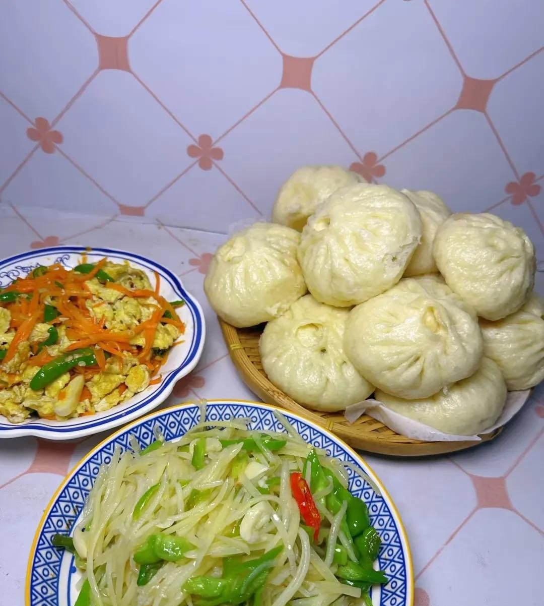 窗外，哗啦哗啦下着雨
已经上午9点半了。
我躺在北京10平方的出租小窝里睡个回笼