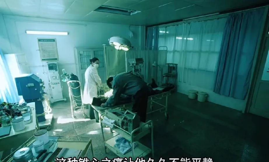《扫毒风暴》卢少骅在天赐的葬礼上摔盆送行，没成想出现了意外，那盆没碎，身边的老人