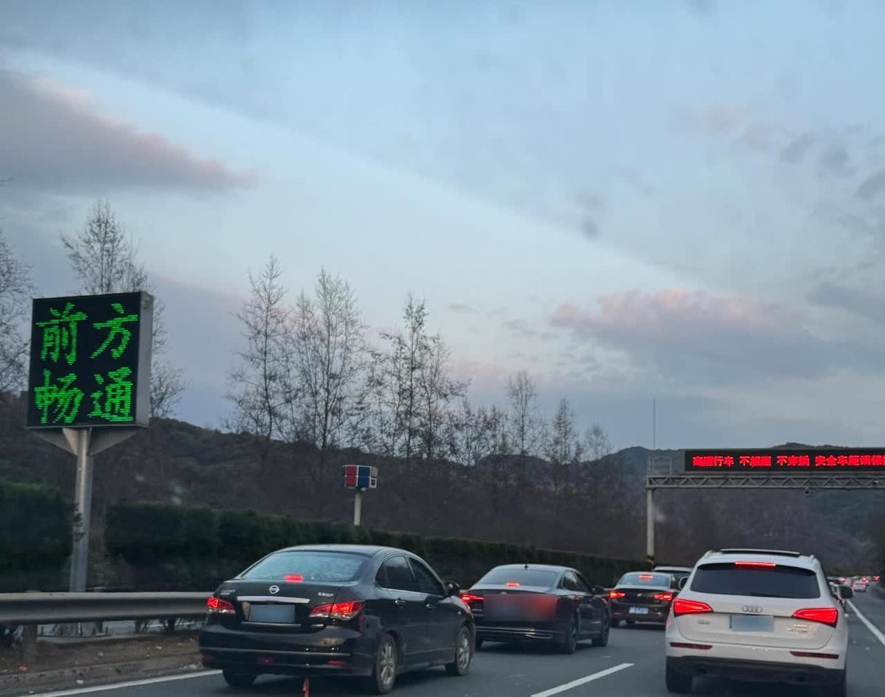 今天上班路上吓我“两跳”。

途中必经一条，双向两车道的区间路。

向南