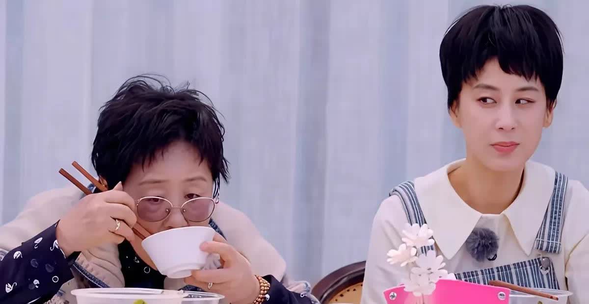 真的不敢相信黄圣依的妈妈还是如此的精致。虽然黄圣依家是上海人，但是真的看不出来他