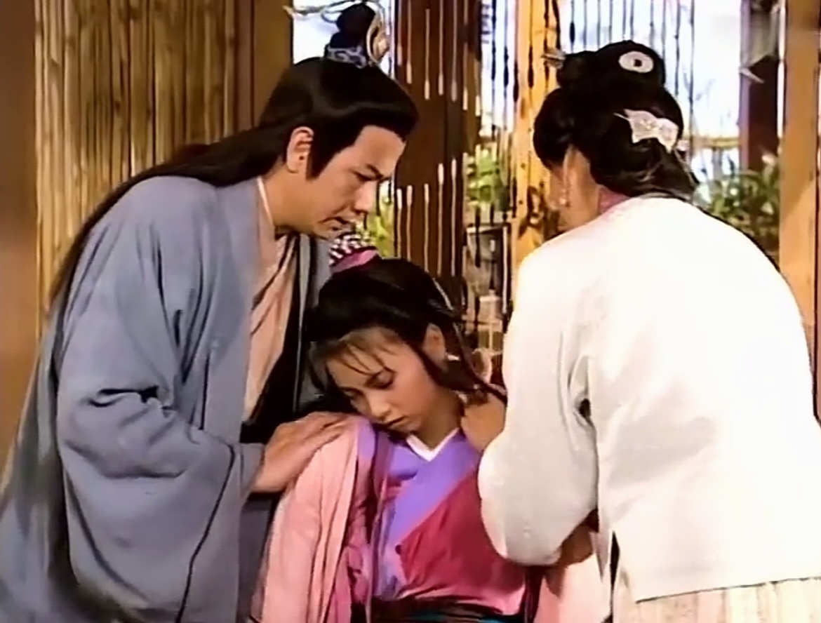 阿紫的父母掀开阿紫的衣服，确认肩膀上是不是有个段字时，乔峰马上把头转向了一边，不