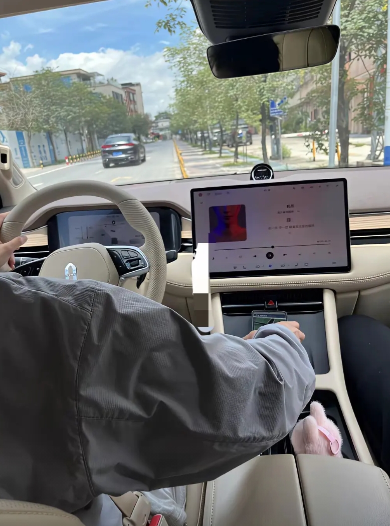 朋友们，和同事去店里看了问界M7，销售带着试驾了一圈，才发现这车真的和油车有着天