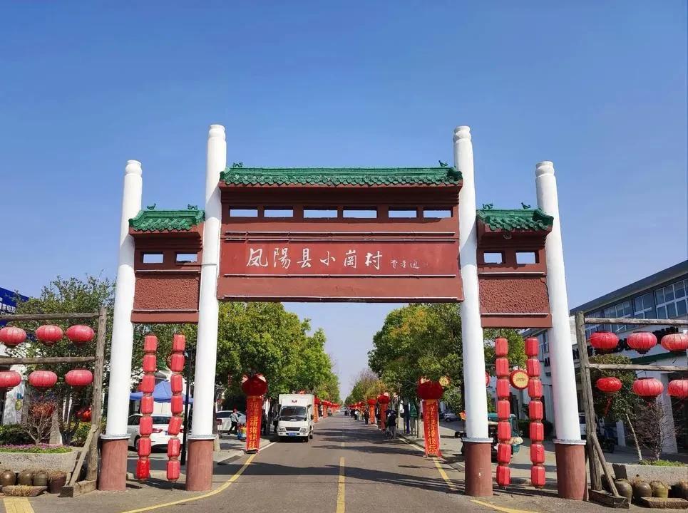 “一夜跨过温饱线 ，20年未过富裕坎。”
这正是小岗村分田单干的真实写照。也是告