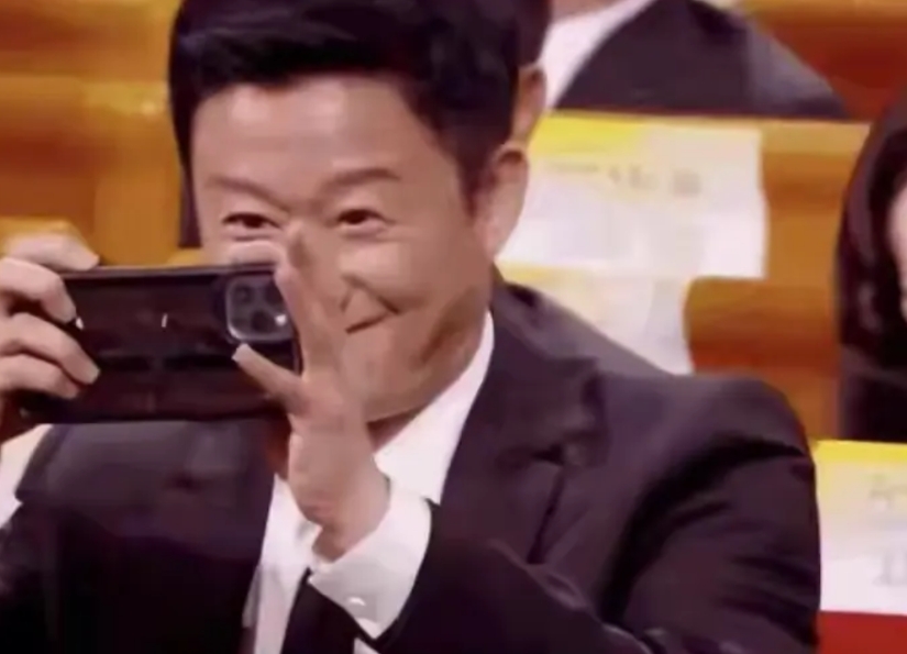 吴京现在还代言国产手机吗？

如果是以前的代言，现在用苹果手机也没问题。

不能