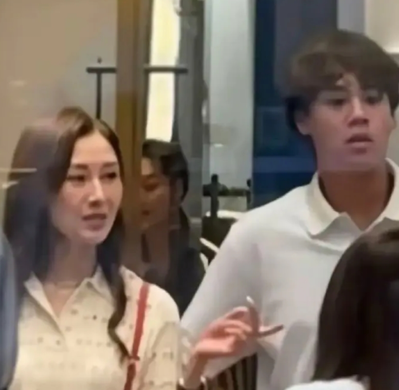李嘉欣儿子身高超过妈妈，五官没有遗传妈妈好基因！
9月9日，有网友晒出偶遇李嘉欣
