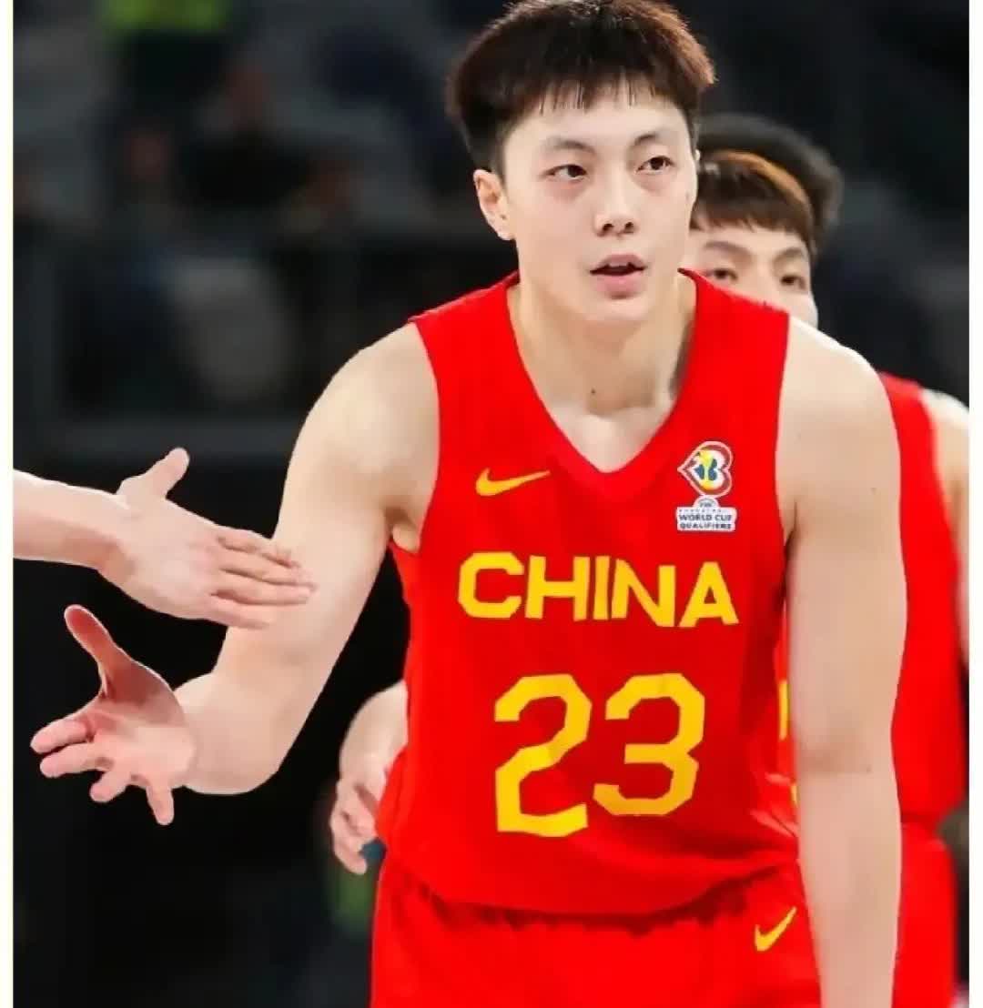 胡明轩啊胡明轩，中国男篮79：71击败韩国进四强，胡明轩再次7中0，得到0分。如