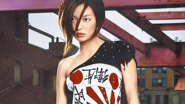 49岁赵薇近照曝光，封杀四年、婚也离了，她变成了这样