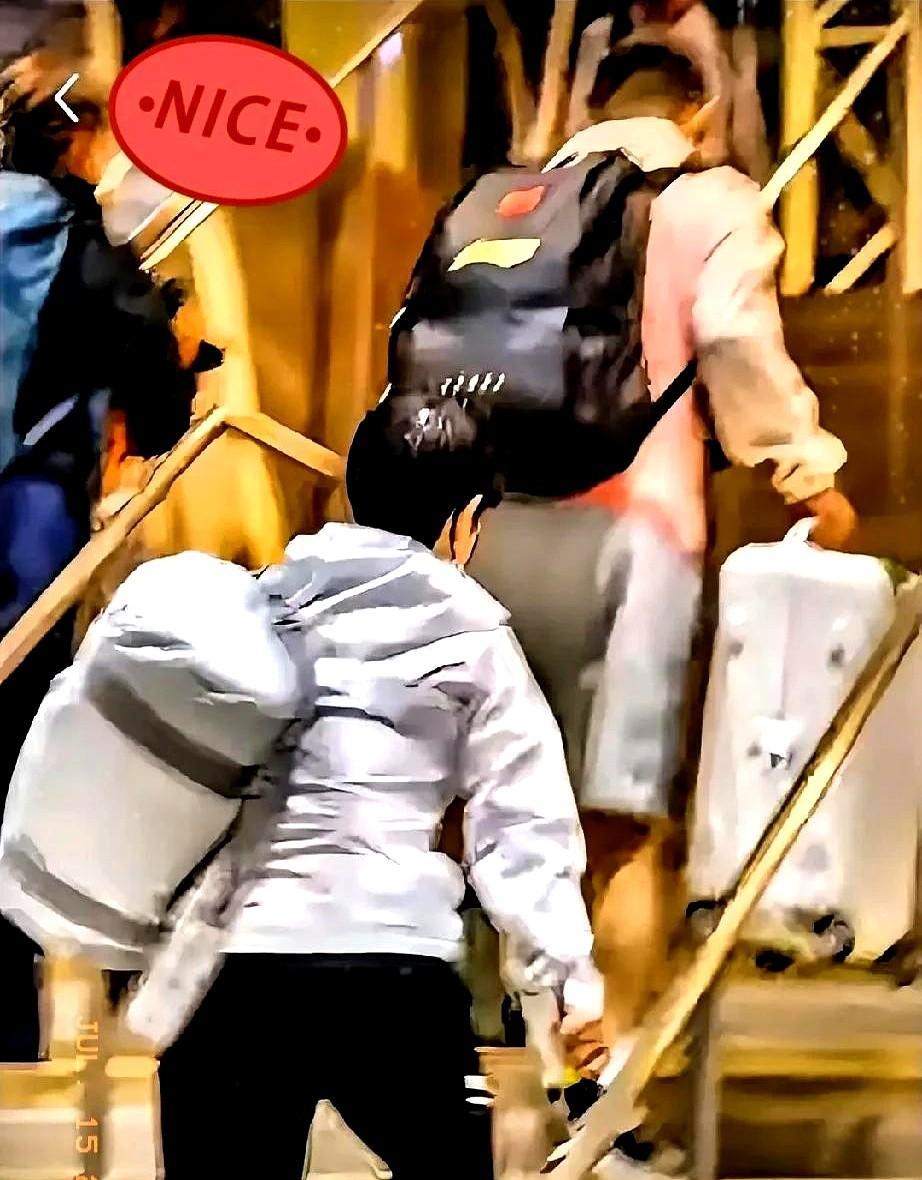 孙颖莎差点累倒在机场楼梯上。
那个男人一把抢过她的箱子扛上肩。
他就是队医刘德华