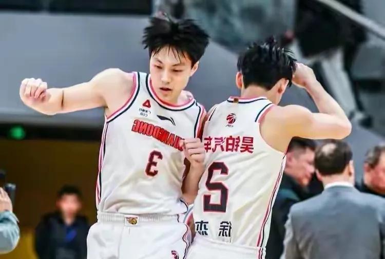 同样打了6场季后赛，这就是差距； 
徐杰，年薪70万元，打了6场，86投32中，