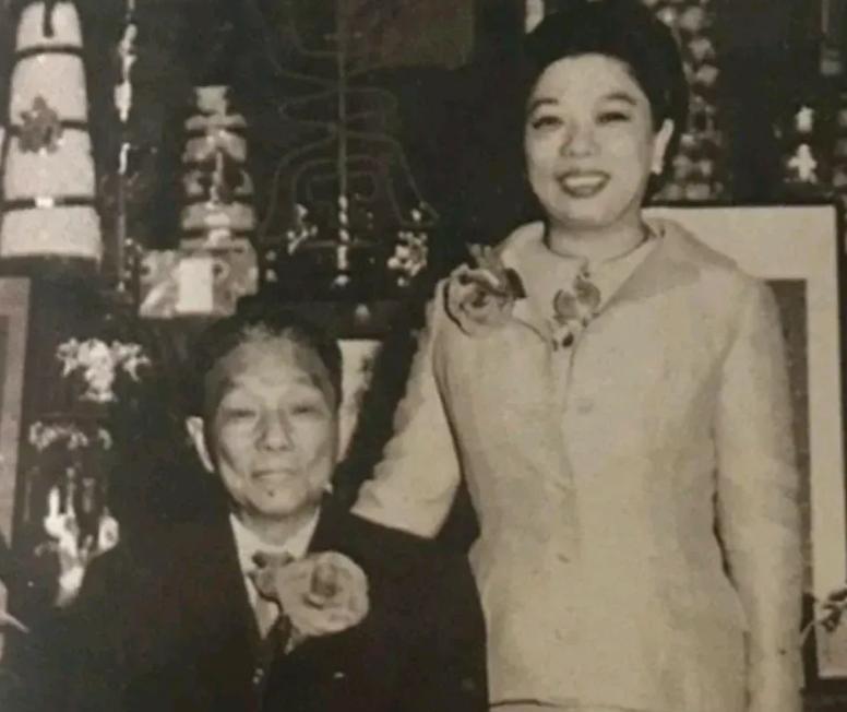 1975年，90岁的国民党高官杨森娶了张灵凤。新婚之夜，张灵凤握着杨森的手，不甘