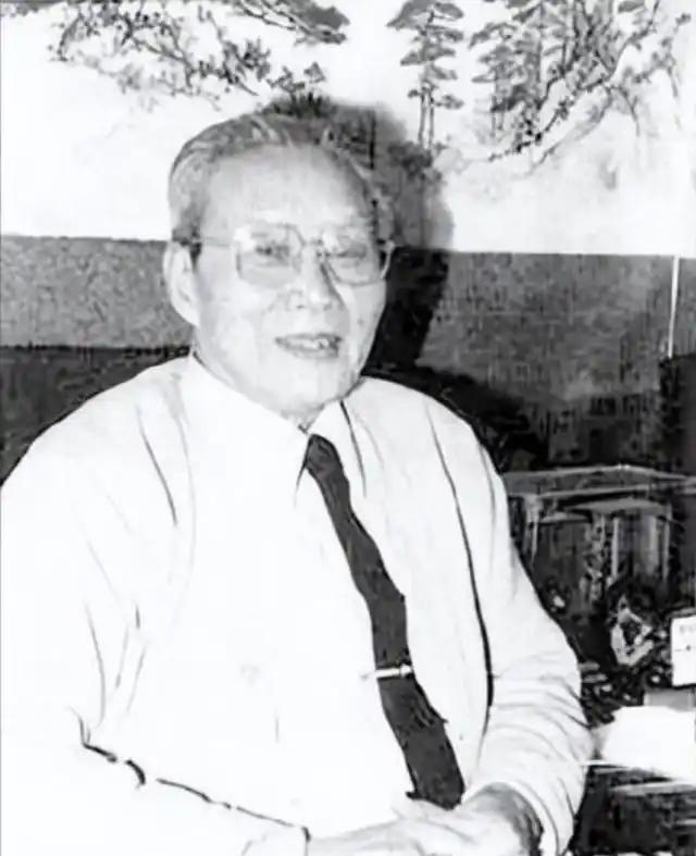 1980年，一高一矮两个小偷盯上了一个70旬的老人，老人虽身材高大，但年近古稀，