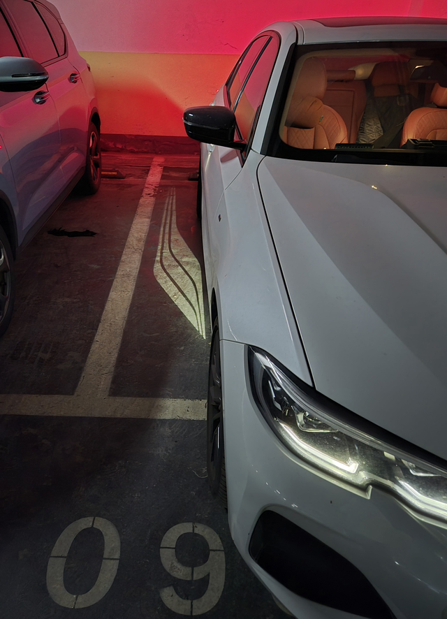 绷不住了天使之翼不对称
今天突然看了一眼天使之翼，越看越不对劲，怎么左右不太一样