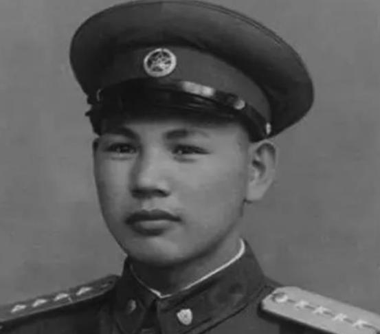 1945年，一名八路军战士由于太过专注，没有听到撤退的命令，等反应过来的时候，伏