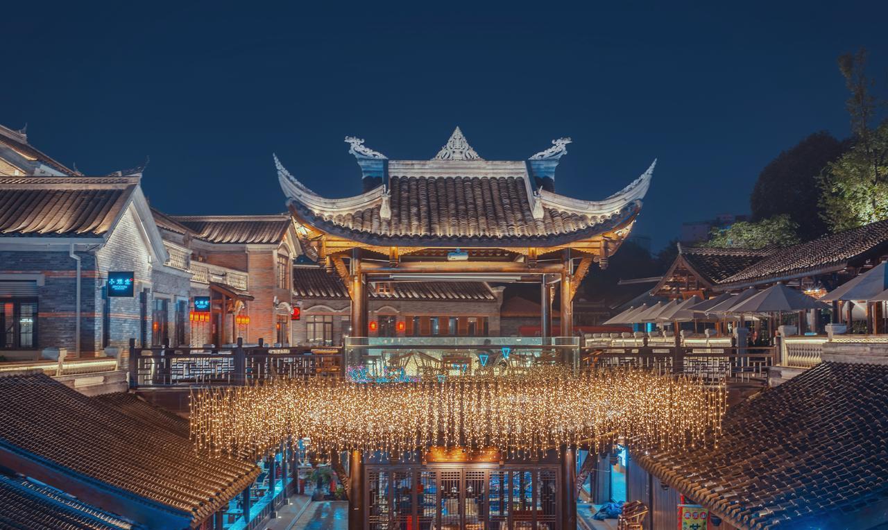 单位里优秀的员工选择礼貌性躺平了；
并不是他们工作开始懈怠了；
也不是他们想要和