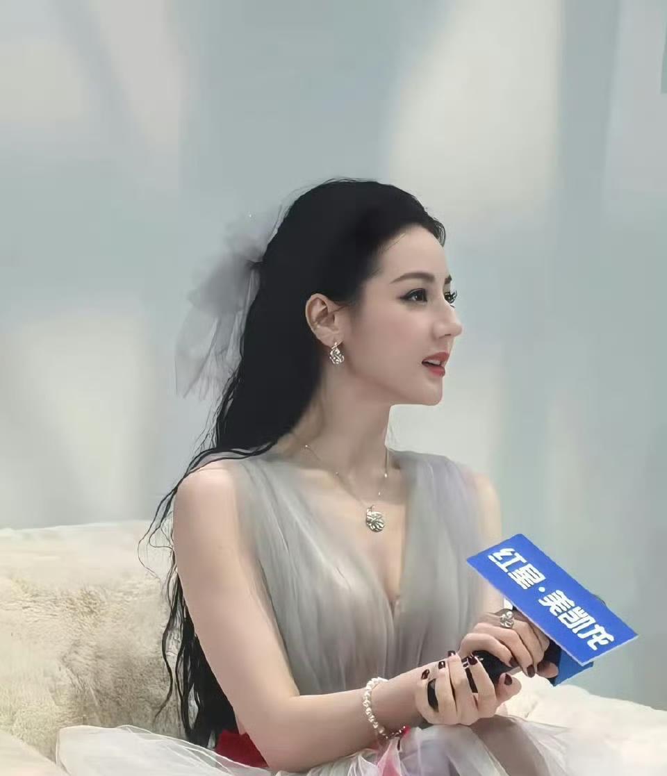 热巴今天这个造型，
真的绝绝子！
蓬松的盘发配上超大蝴蝶结，
整个人就像童话里走