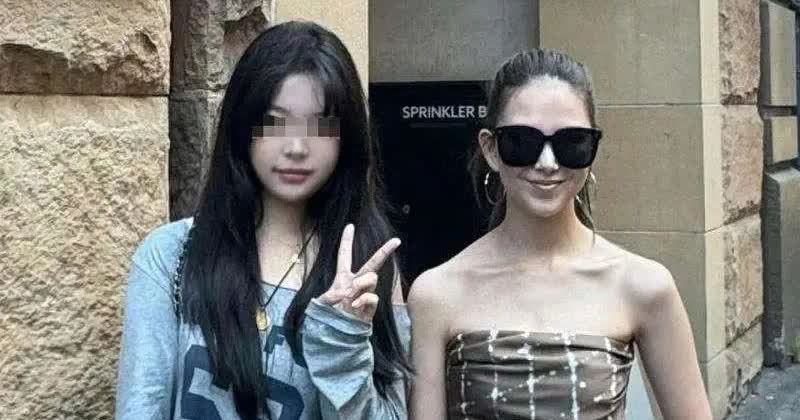 周杰伦定居澳洲？！

据说周杰伦夫妻已在澳洲定居，昆凌上身裹着丝巾现身，好身