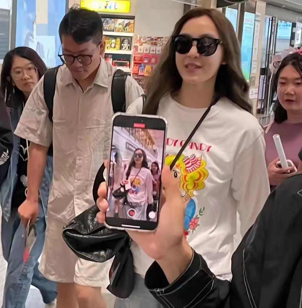 突然间觉得范玮琪也是一个很会说话的人物，对小S近况的描述，都是夸人的。范玮琪成为