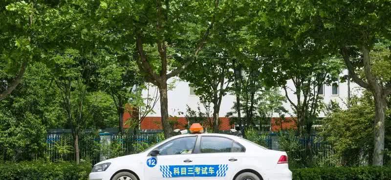 高考结束后的第三天，给女儿报了驾校考驾照。高考生的报名费是1980元，这是驾校专