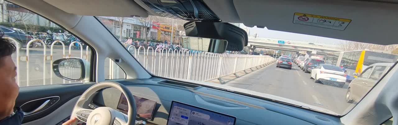 岚图去年9月就发了首个兆瓦级充电技术，是第一个提出“油电同速”的品牌，在岚图知音