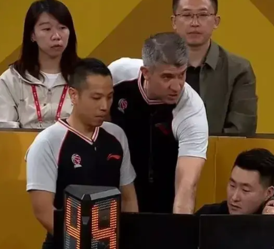 CBA公司很可能会让两个欧洲裁判互换，执法辽宁队和广厦队的保加利亚裁判去到北京队