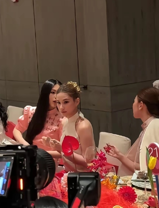 李湘带王诗龄出席深圳糖心旦晚宴，特意让女儿与何超莲同席，尽显用心。
可两人全程各