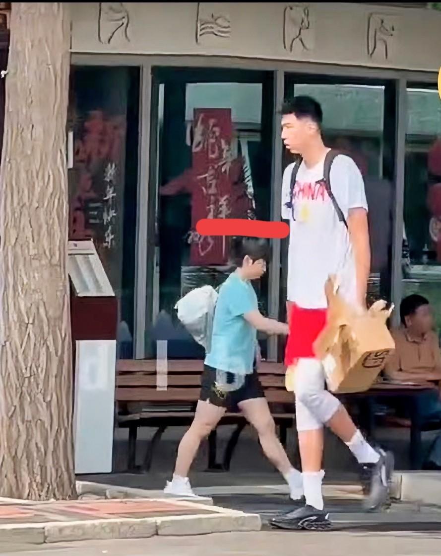 莎莎和这个篮球运动员相遇最萌身高差
这两人
男队员身高腿长，但莎莎气场强大
男队